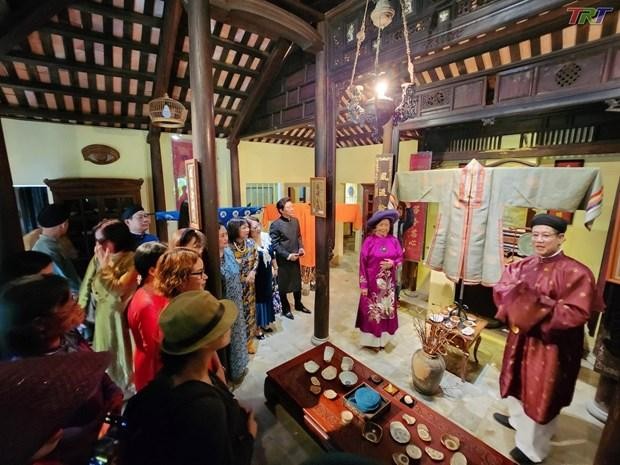 Efectúan una exposición de Ao Dai de la última dinastía feudal de Vietnam. (Fotografía: baovanhoa.vn)