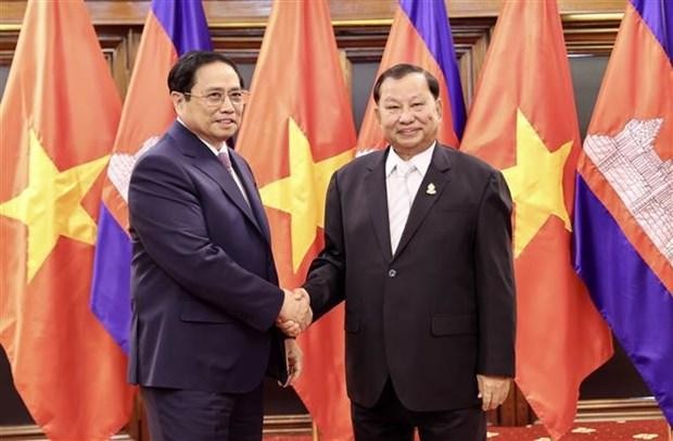 El primer ministro de Vietnam, Pham Minh Chinh (izquierda), y el presidente del Senado de Camboya, Samdech Say Chhum. (Fotografía: VNA)