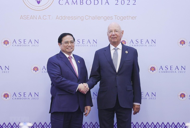 El primer ministro de Vietnam, Pham Minh Chinh (izquierda), y Klaus Schwab, fundador y presidente ejecutivo del Foro Económico Mundial. (Fotografía: VNA)