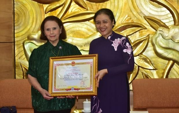La presidenta de la VUFO, Nguyen Phuong Nga, entrega un Certificado de Mérito a Poldi María Sosa Schmidt, titular del Instituto Cultural Argentina-Vietnam. (Fotografía: VNA)