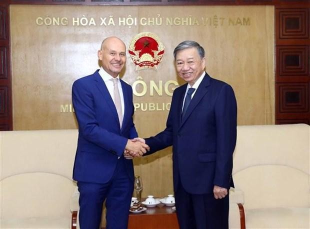 El ministro de Seguridad Pública de Vietnam, general To Lam (derecha), y el nuevo embajador de los Países Bajos en Vietnam, Kees van Baar. (Fotografía: VNA)