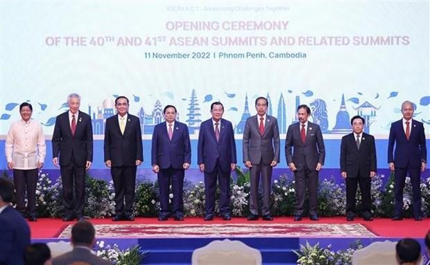 El primer ministro de Vietnam, Pham Minh Chinh (cuarto desde la izquierda), asiste al acto inaugural. (Fotografía: VNA)