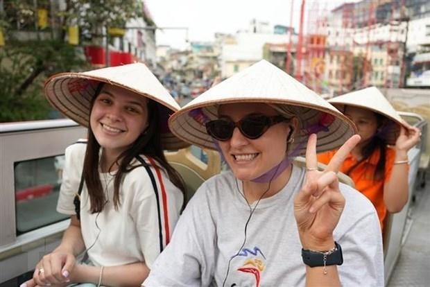 Turísticos australianos experimentan autobuses de dos pisos en Hanói. (Fotografía: VNA)
