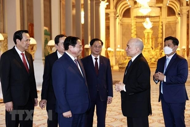 El primer ministro Pham Minh Chinh se reúne con el rey Norodom Sihamoni de Camboya. (Fotografía: VNA)