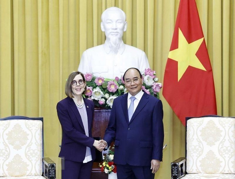 El presidente de Vietnam, Nguyen Xuan Phuc, y la gobernadora del Estado de Oregón, Kate Brown. (Fotografía: VNA)