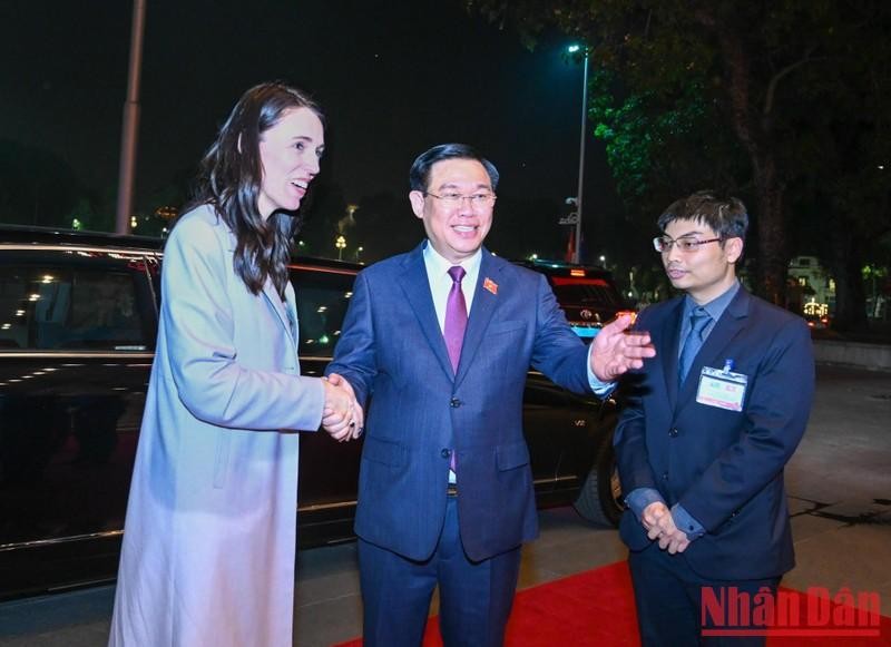 El presidente de la Asamblea Nacional de Vietnam, Vuong Dinh Hue, da una calurosa bienvenida a la primera ministra de Nueva Zelanda, Jacinda Ardern. (Fotografía: Nhan Dan)