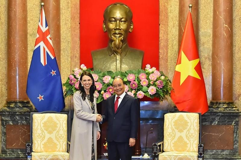 El presidente de Vietnam, Nguyen Xuan Phuc, y la primera ministra de Nueva Zelanda, Jacinda Ardern. (Fotografía: Nhan Dan)