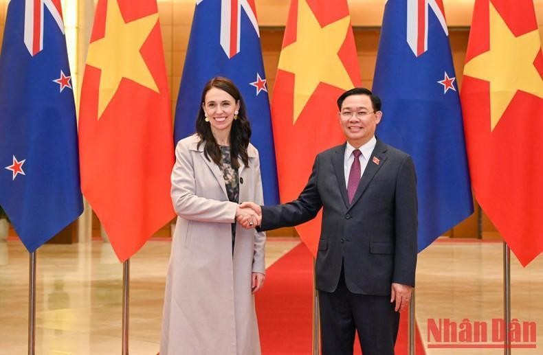 El presidente de la Asamblea Nacional de Vietnam, Vuong Dinh Hue, y la primera ministra de Nueva Zelanda, Jacinda Ardern. (Fotografía: Nhan Dan)