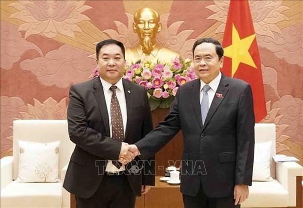 El vicepresidente permanente de la Asamblea Nacional, Tran Thanh Man (derecha), recibe a Ts. Jambalsuren, presidente del Consejo Popular de Töv. (Fotografía: VNA)