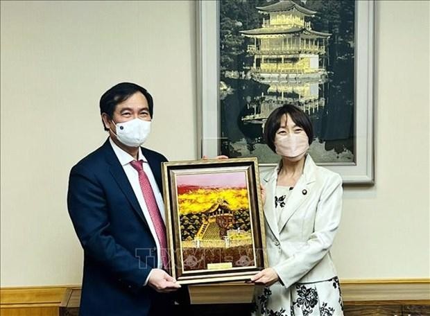 Entrega de un obsequio a la vicepresidenta del Partido Comunista de Japón, Tamura Tomoko. (Fotografía: VNA)