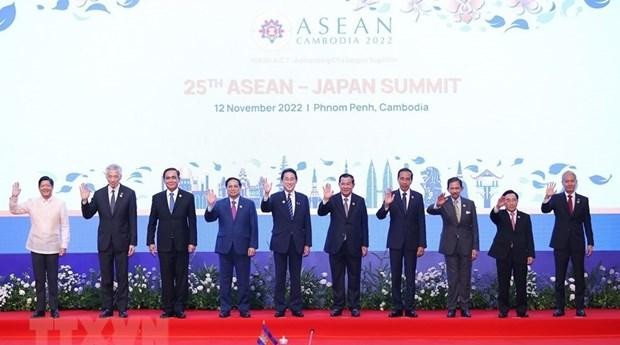Jefes de las delegaciones de los países de la Asean y el primer ministro japonés, Kishida Fumio, se toman una foto juntos. (Fotografía: VNA)