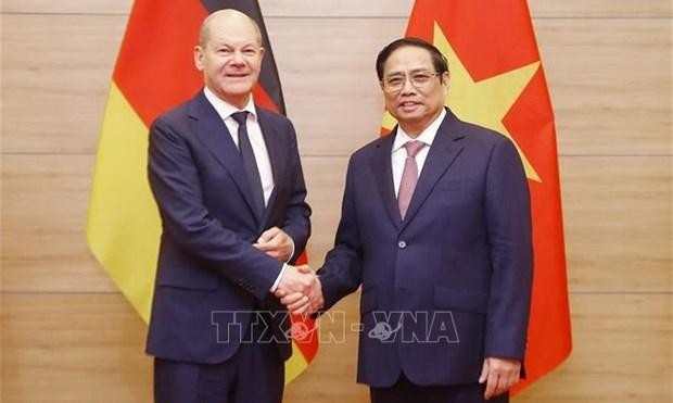 El primer ministro de Vietnam, Pham Minh Chinh (derecha), y el canciller alemán, Olaf Scholz. (Fotografía: VNA)