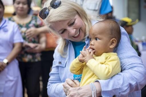 La directora ejecutiva del Unicef, Catherine Russell, visita a niños en Gia Lai. (Fotografía: VNA)