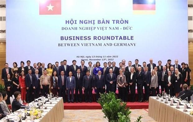 El primer ministro de Vietnam, Pham Minh Chinh; el canciller alemán, Olaf Scholz, y representantes empresariales de los dos países. (Fotografía: VNA)