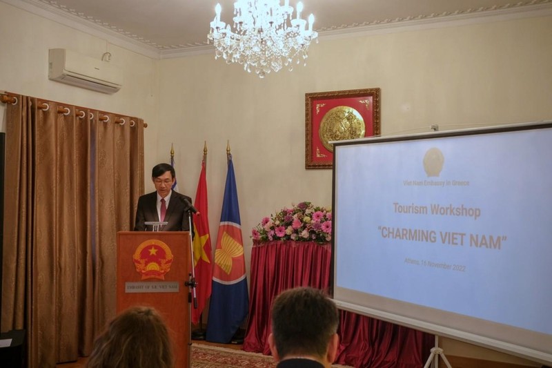El embajador Le Hong Truong interviene en el evento. (Fotografía: baoquocte.vn)