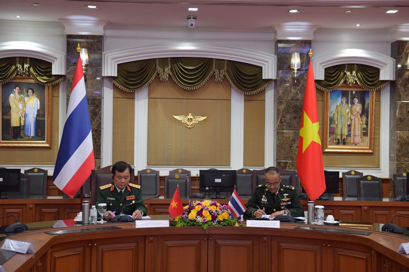 El coronel general Hoang Xuan Chien y el general Sanitchanok Sangkachan presiden el diálogo. (Fotografía: VNA)