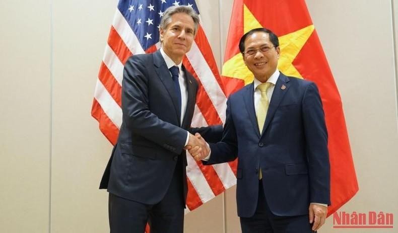 El ministro de Relaciones Exteriores de Vietnam, Bui Thanh Son (derecha), y el secretario de Estado de Estados Unidos, Antony Blinken. (Fotografía: Nhan Dan)