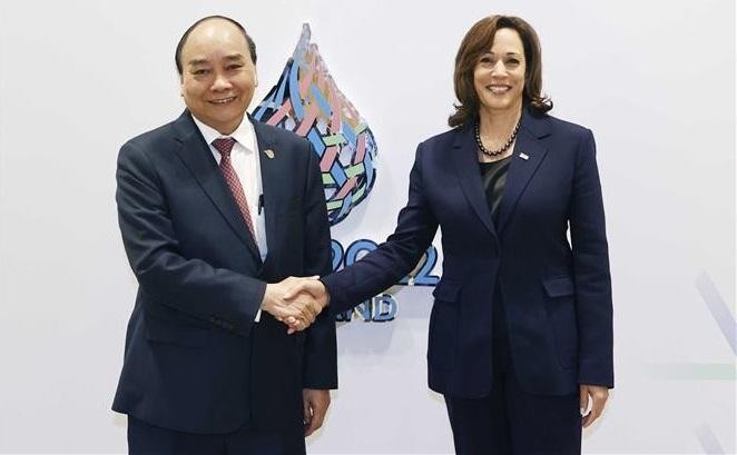 El jefe del Estado vietnamita, Nguyen Xuan Phuc, y la vicepresidenta de Estados Unidos, Kamala Harris. (Fotografía: VNA)