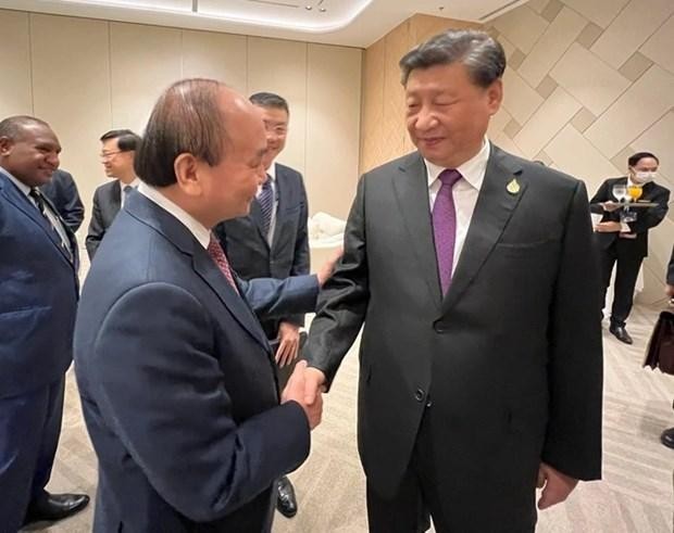 El presidente de Vietnam, Nguyen Xuan Phuc (izquierda), se reúne con el secretario general del Partido Comunista de China y presidente de ese país, Xi Jinping. (Fotografía: VNA)