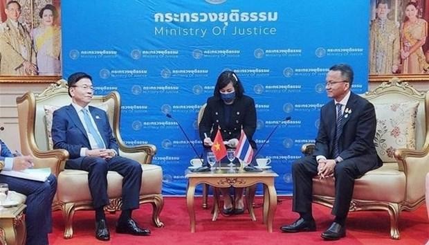 El ministro de Justicia vietnamita, Le Thanh Long, y su homólogo tailandés, Somsak Thepsuthin. (Fotografía: VNA)