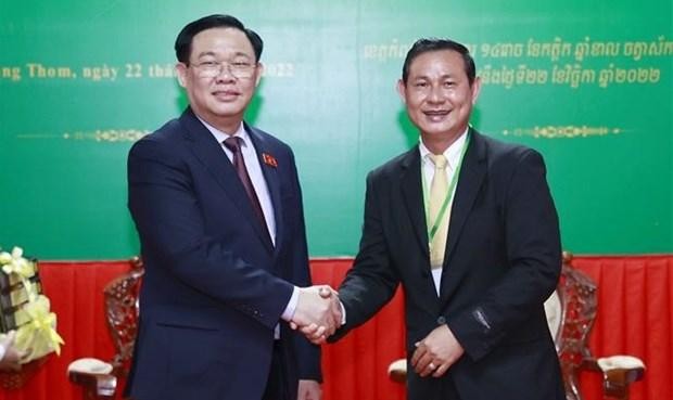 El presidente de la Asamblea Nacional de Vietnam, Vuong Dinh Hue (izquierda), recibió al vicegobernador de la provincia camboyana de Kampong Thom, Nhek Ban Kheng. (Fotografía: VNA)
