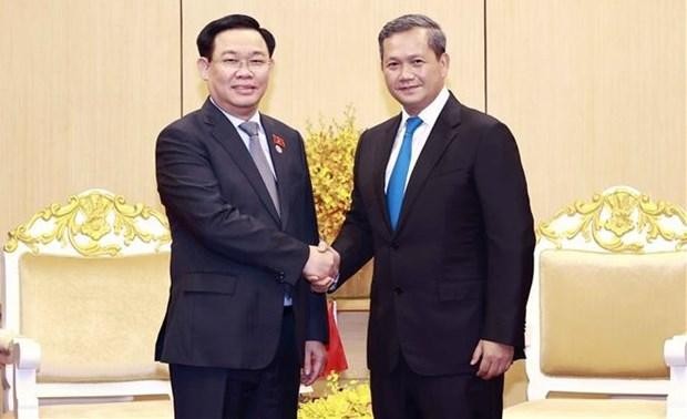El presidente de la Asamblea Nacional de Vietnam, Vuong Dinh Hue (izquierda), y el general Hun Manet, subcomandante en jefe de las Fuerzas Armadas Reales y comandante del Ejército Real de Camboya. (Fotografía: VNA)
