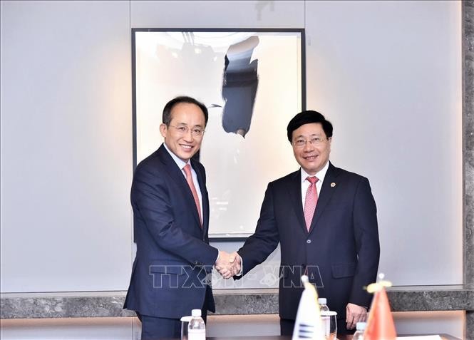 El vice primer ministro permanente de Vietnam, Pham Binh Minh (derecha), y el vicepremier y titular de Economía y Finanzas de Corea del Sur, Choo Kyung-ho. (Fotografía: VNA)