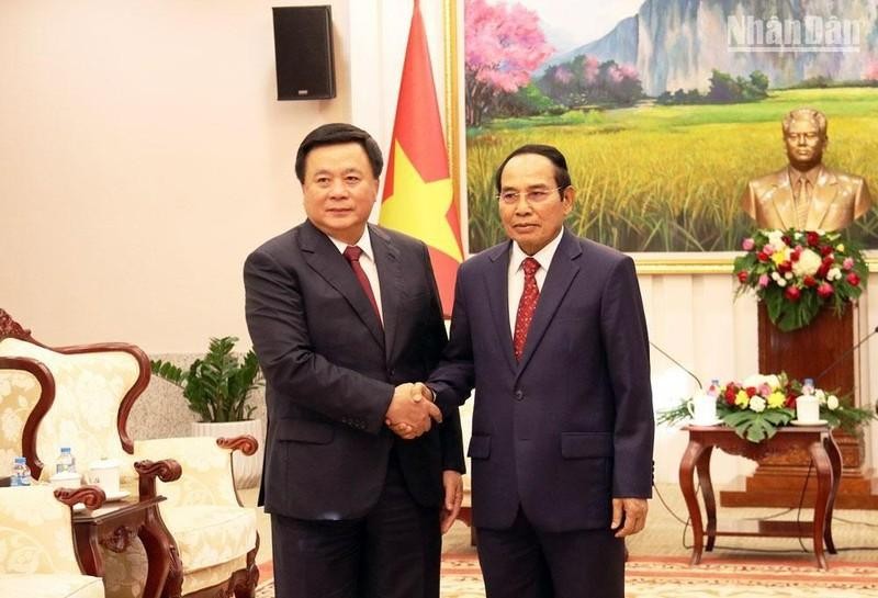 El miembro del Buró Político y director de la Academia Nacional de Política Ho Chi Minh, Nguyen Xuan Thang, y el vicepresidente de Laos, Bounthong Chitmany. (Fotografía: Nhan Dan)