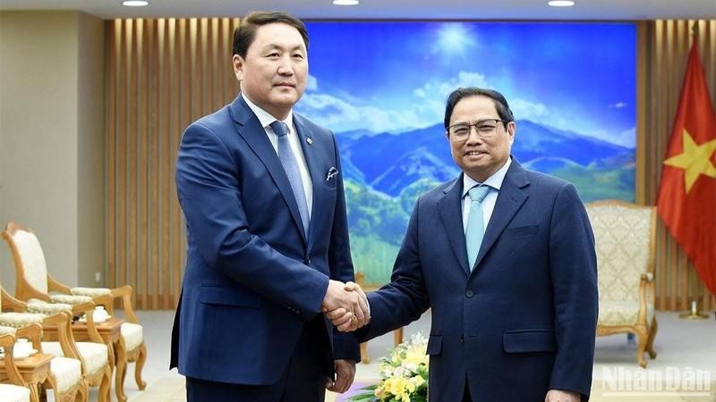 El primer ministro de Vietnam, Pham Minh Chinh (derecha), y el titular de Defensa de Mongolia, Saikhanbayar Gursed. (Fotografía: Nhan Dan)