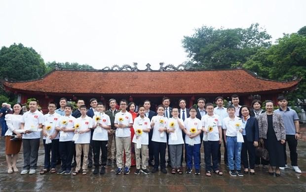 Los funcionarios del Servicio de Educación y Formación de Hanói y los estudiantes participantes en la IMSO 2022. (Fotografía: hanoimoi.com.vn)