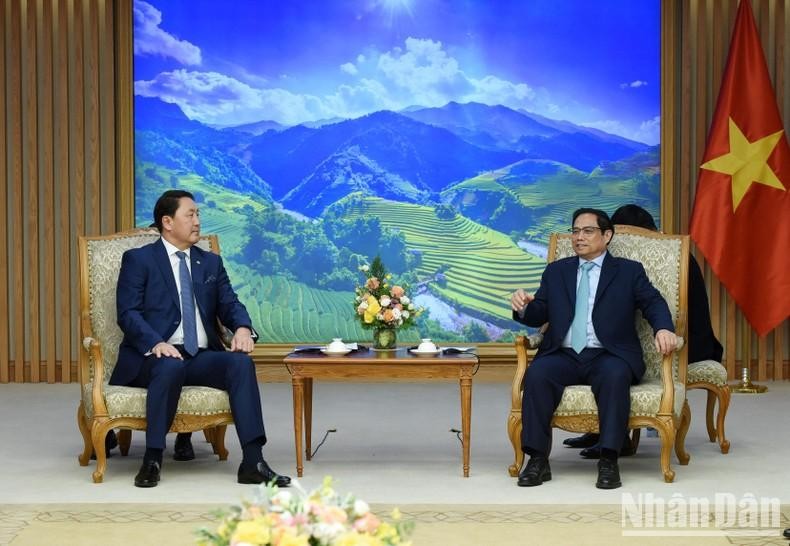 En la reunión entre el ministro de Defensa de Mongolia y el premier de Vietnam. (Fotografía: Nhan Dan)