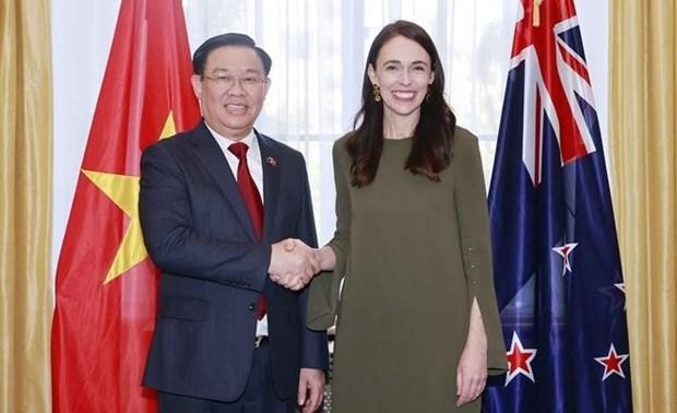 El presidente de la Asamblea Nacional de Vietnam, Vuong Dinh Hue, se reúne con la primera ministra neozelandesa, Jacinda Ardern. (Fotografía: VNA)