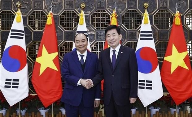 El presidente de Vietnam, Nguyen Xuan Phuc (izquierda), y el titular de la Asamblea Nacional de Corea del Sur, Kim Jin-pyo. (Fotografía: VNA)