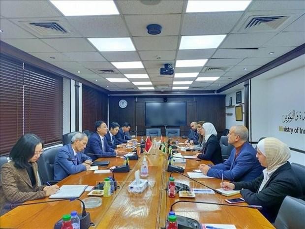 En el encuentro entre el vicecanciller vietnamita Pham Quang Hieu y la viceministra de Industria, Comercio y Suministros de Jordania Dana Al-Zoubi. (Fotografía: VNA)