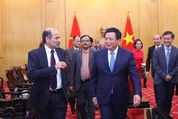 El miembro del Buró Político y director de la Academia Nacional de Política Ho Chi Minh (HCMA, en inglés), Nguyen Xuan Thang, recibe al nuevo embajador indio en Vietnam, Sandeep Arya. (Fotografía: VNA)