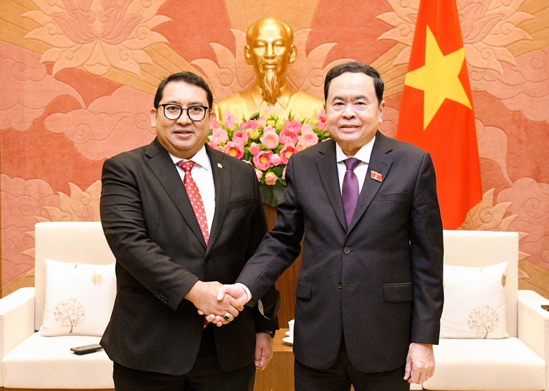 El vicepresidente permanente de la Asamblea Nacional de Vietnam, Tran Thanh Man (derecha), y el titular de la Comisión de Cooperación Interparlamentaria de la Cámara de Representantes de Indonesia, Fadli Zon. (Fotografía: daibieunhandan.vn)