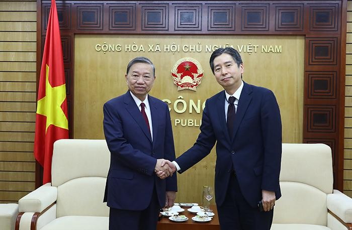 El ministro de Seguridad Pública de Vietnam, general To Lam, recibe al jefe del Departamento de Sudeste Asiático-Pacífico de la JICA, Hayakawa Yuho. (Fotografía: cand.com.vn)