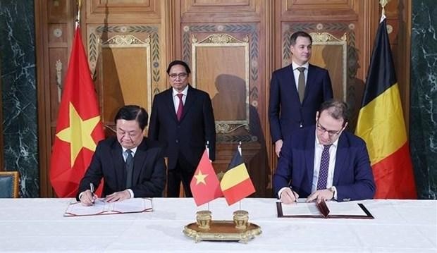 El primer ministro vietnamita, Pham Minh Chinh, y su homólogo belga, Alexander De Croo, presencian la firma de documentos de cooperación bilateral. (Fotografía: VNA)