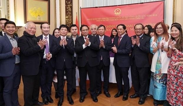 El primer ministro de Vietnam, Pham Minh Chinh, se reúne con representantes de la comunidad de connacionales en Bélgica. (Fotografía: VNA)