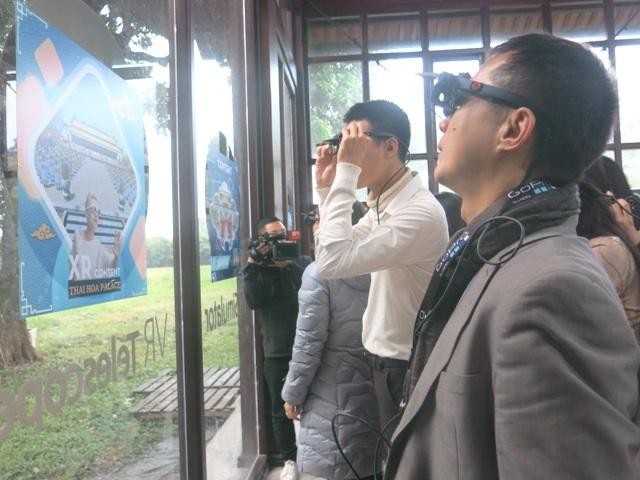 Turistas prueban el servicio de realidad virtual en la ciudadela. (Fotografía: baothuathienhue.vn)