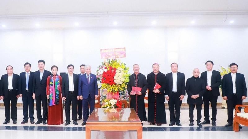 El presidente del Frente de la Patria, Do Van Chien, felicita por Navidad a la comunidad cristiana en la ciudad de Vinh, cabecera de la central provincia de Nghe An. (Fotografía: Nhan Dan)