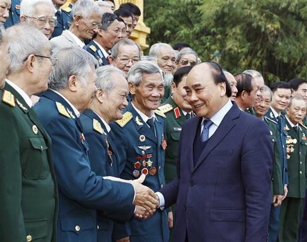 El presidente de Vietnam, Nguyen Xuan Phuc, se reunió con la División 361 y el Grupo de enlace de veteranos de la Fuerza de Misiles de Defensa Aérea-Antiaérea. (Fotografía: VNA)
