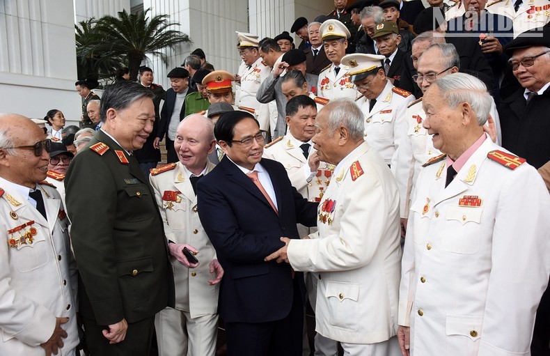El primer ministro Pham Minh Chinh y los participantes en la cita. (Fotografía: Nhan Dan)