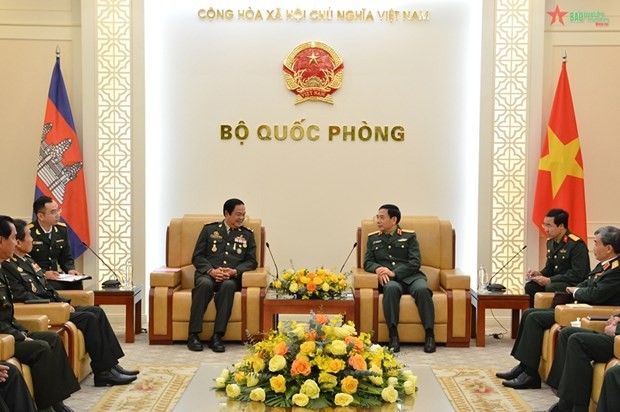 El general Phan Van Giang (derecha) y el general Kun Kim. (Fotografía: qdnd.vn)