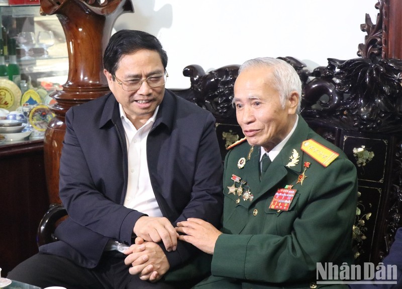 El premier Pham Minh Chinh visita al coronel Dang Phi Thuong. (Fotografía: Nhan Dan)