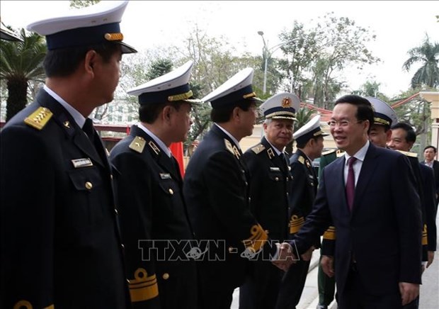 El miembro del Buró Político y permanente del Secretariado del Comité Central del Partido Comunista de Vietnam, Vo Van Thuong, visita la Armada en la ciudad portuaria de Hai Phong. (Fotografía: VNA)