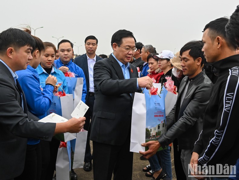 El presidente de la Asamblea Nacional de Vietnam, Vuong Dinh Hue, visita a pescadores en Quang Binh. (Fotografía: Nhan Dan)