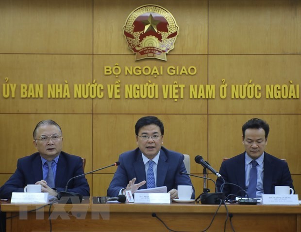 El viceministro de Relaciones Exteriores y también presidente del Comité Estatal de Vietnamitas en el Extranjero, Pham Quang Hieu (medio). (Fotografía: VNA)