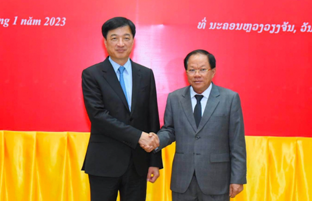 El viceministro de Seguridad Pública de Vietnam, teniente general Nguyen Duy Ngoc (izquierda), y su homólogo de Laos, teniente general Khamking Phuilamanivong. (Fotografía: VNA)