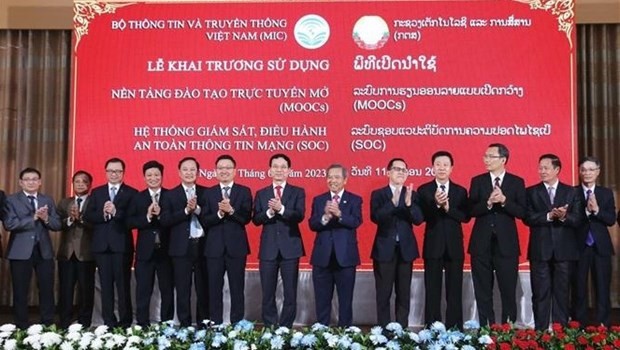 Representantes de Vietnam y Laos en el acto de entrega de plataformas digitales. (Fotografía: VNA)